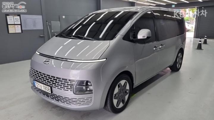 Hyundai Staria Tourer 11-Seater Modern — foto 1
