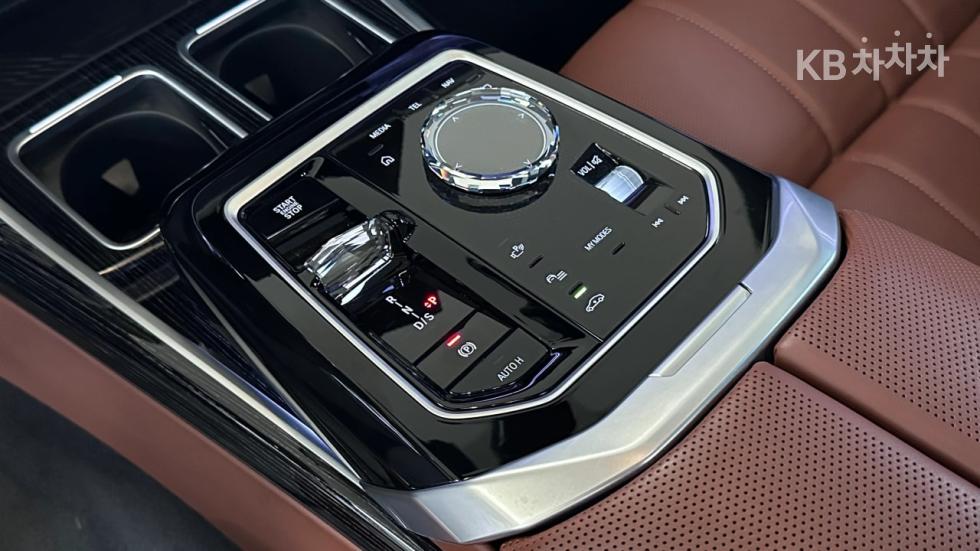 BMW 7er — miniaturë 9