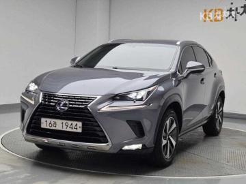 Lexus NX 300h — foto 1