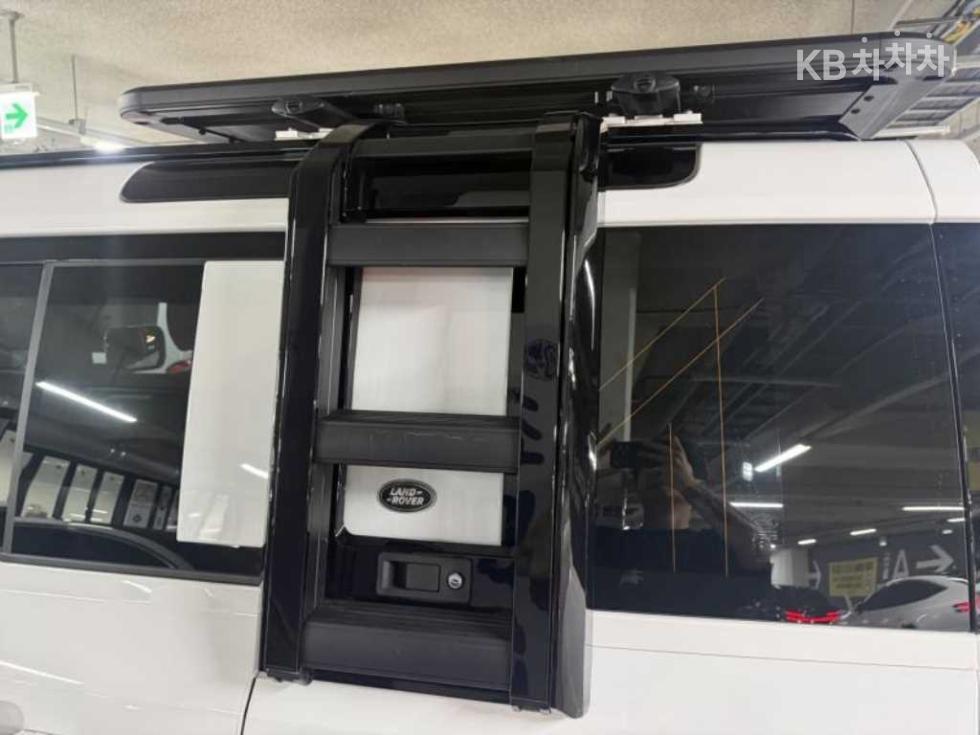 2022 Land Rover (L663) photo