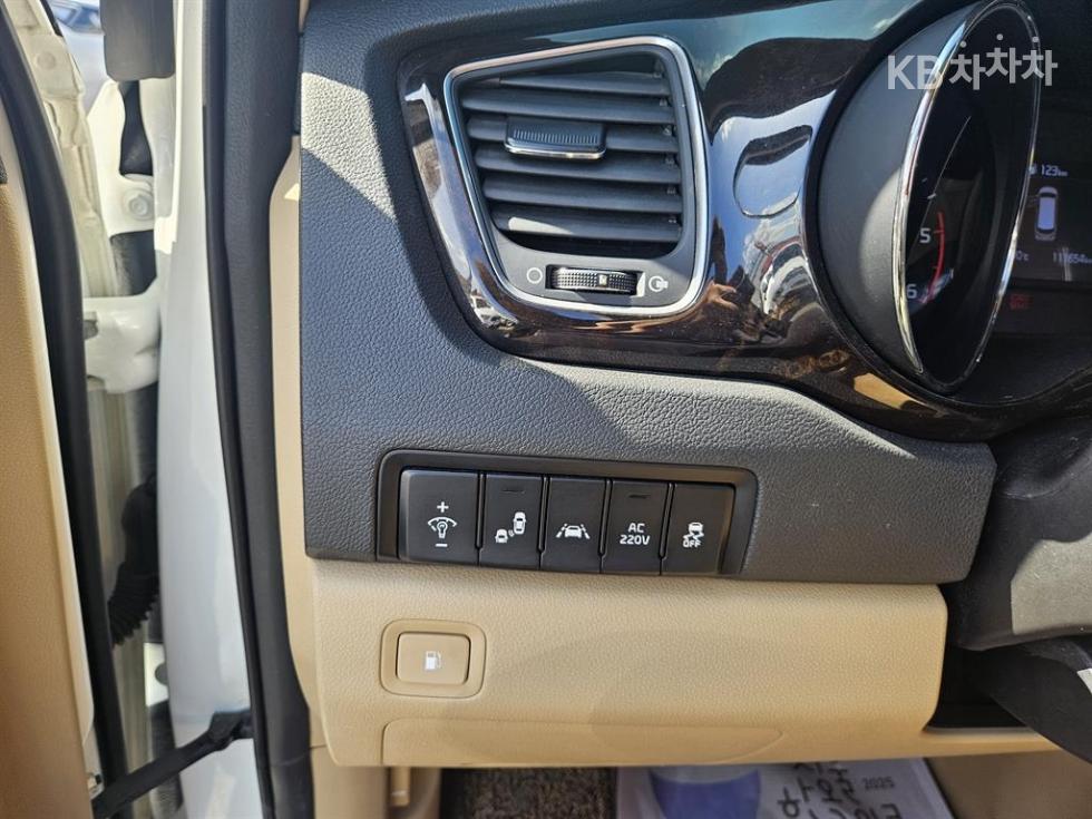 Kia Carnival — miniaturë 8