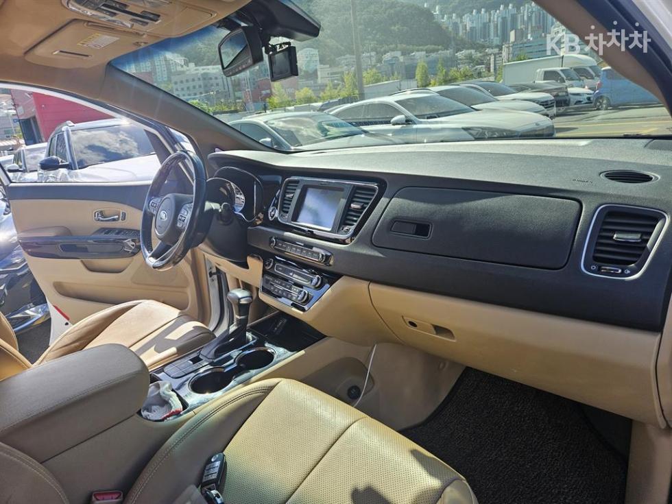 Kia Carnival — miniaturë 18