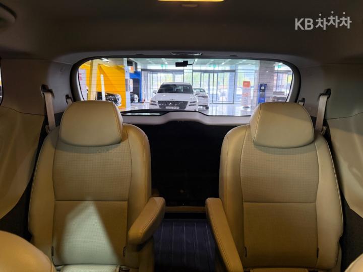 Kia Carnival — miniaturë 4