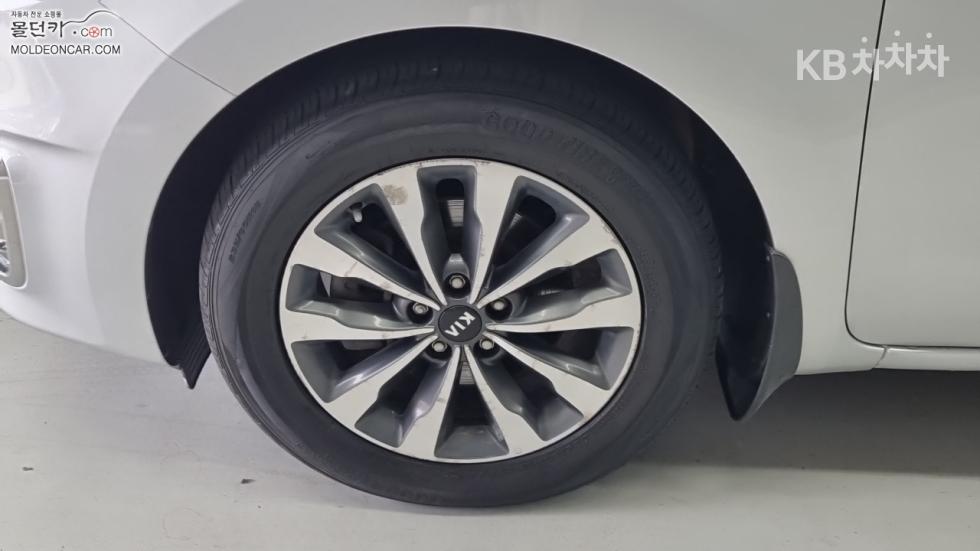 Kia Carnival — miniaturë 6