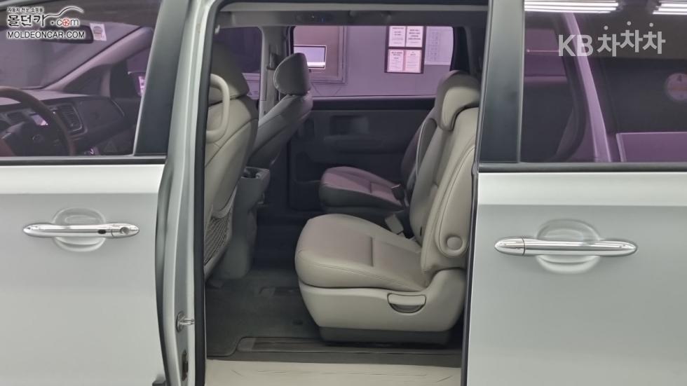 Kia Carnival — miniaturë 10