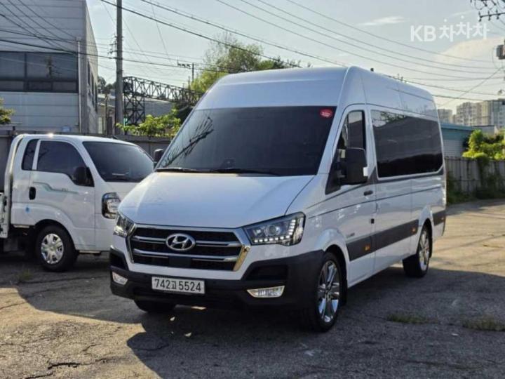 Hyundai Solati 15-seater Luxury — foto 1