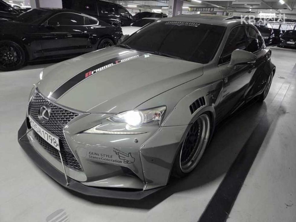 Lexus IS — miniaturë 3