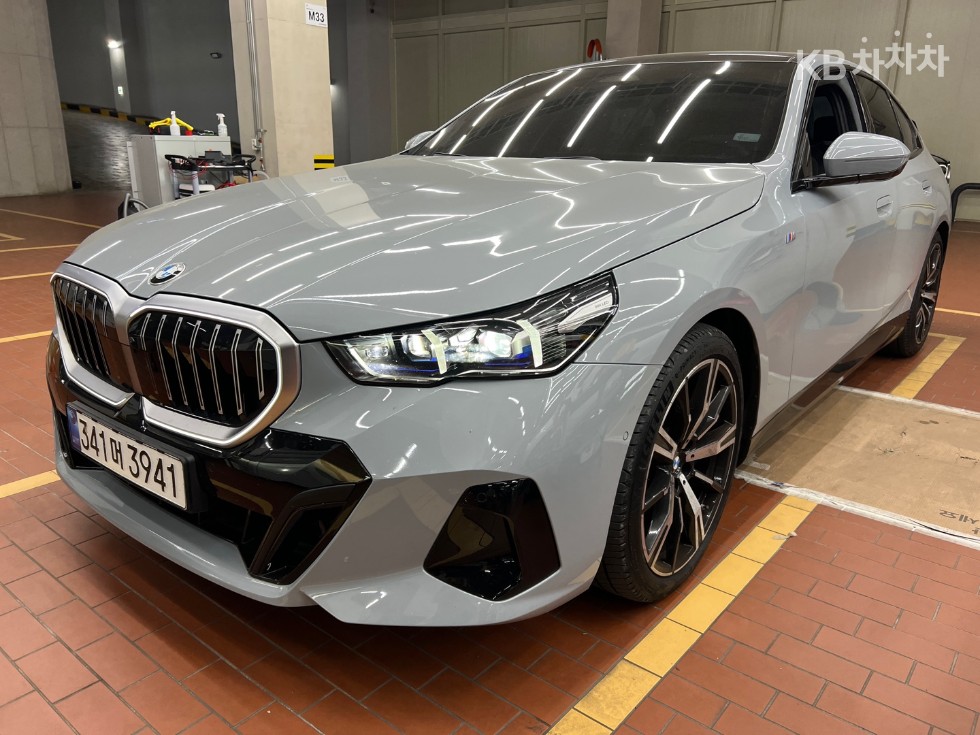 BMW 5 Series M Sport — фото 1