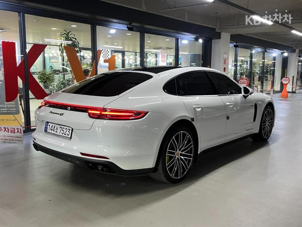 Porsche Panamera BASE MODEL — фото 3