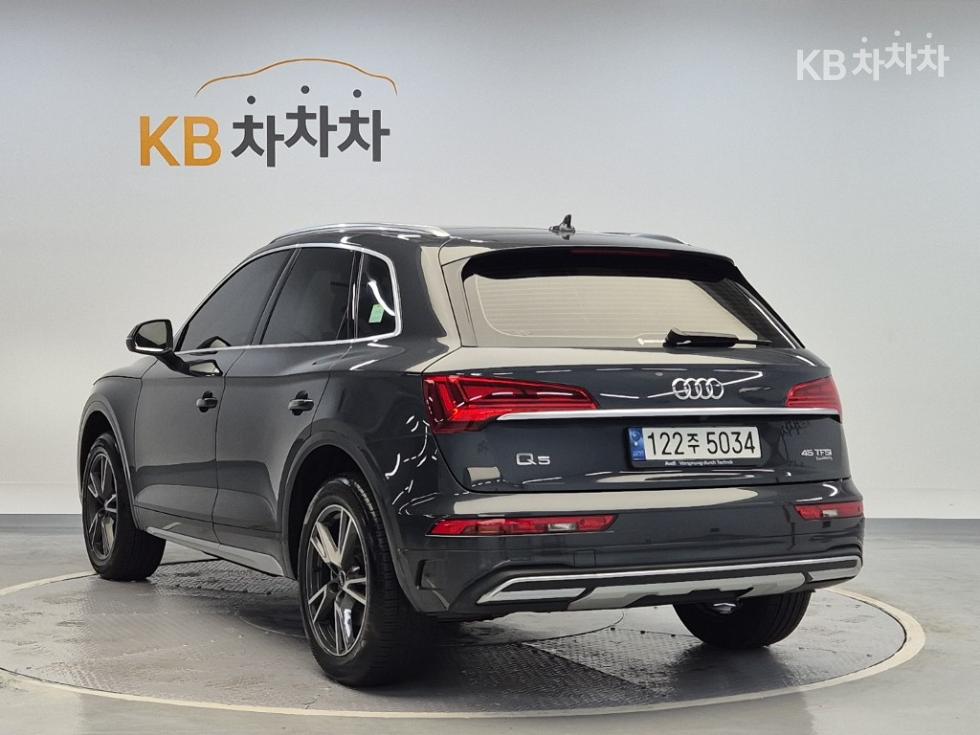 Audi Q5 BASE MODEL — фото 2