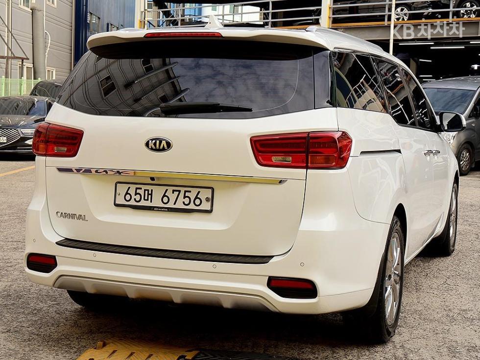 Kia Carnival Noblesse Special — фото 4