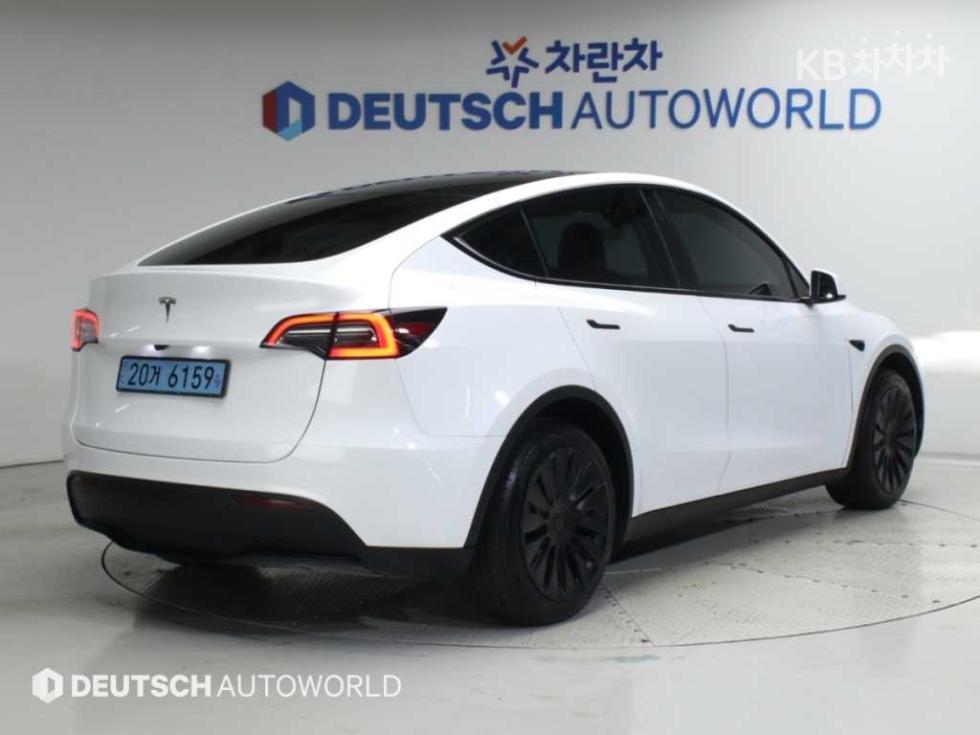 Tesla Model Y BASE MODEL — фото 2