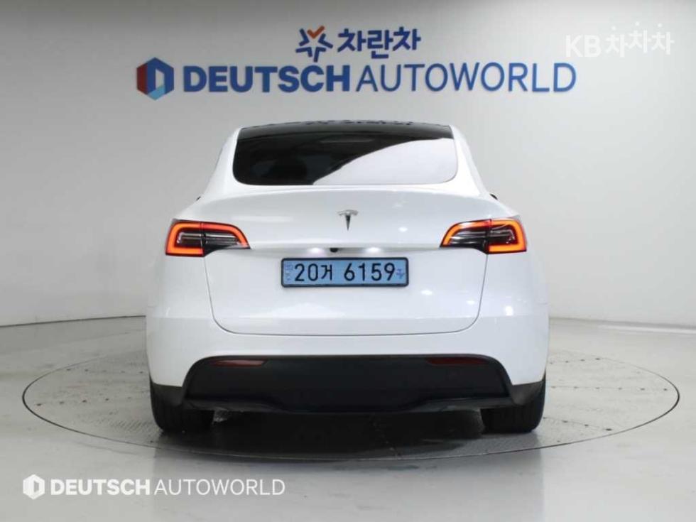 Tesla Model Y BASE MODEL — фото 4