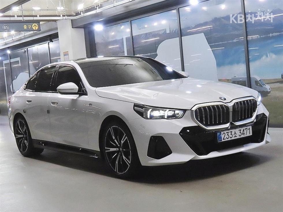 BMW 5 Series M Sport — фото 1