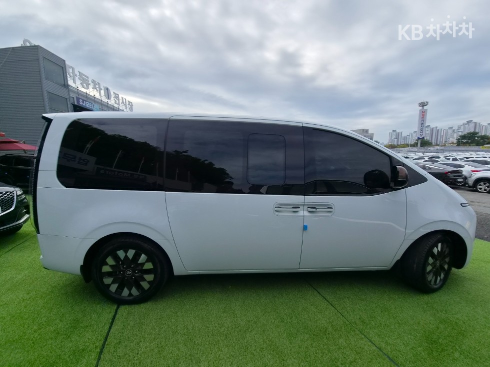 Hyundai Staria PRESTIGE — фото 3