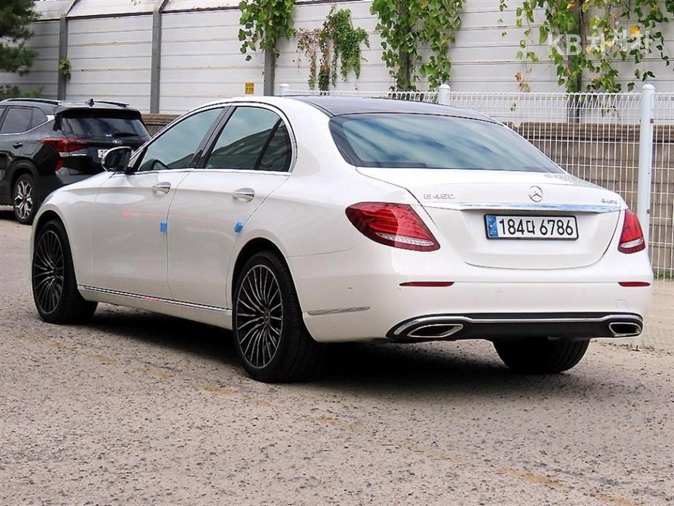 Mercedes-Benz E-Class EXCLUSIVE — фото 3