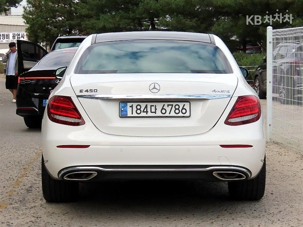 Mercedes-Benz E-Class EXCLUSIVE — фото 4