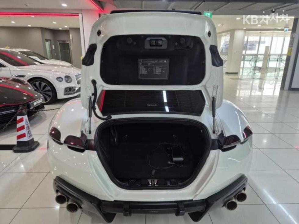 Ferrari Roma — miniaturë 12