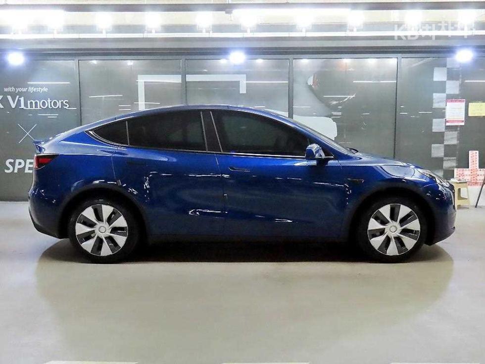 Tesla Model Y BASE MODEL — фото 3