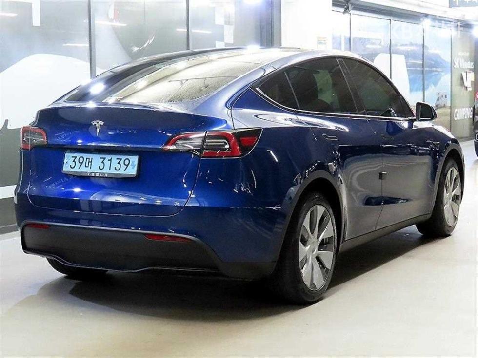 Tesla Model Y BASE MODEL — фото 4