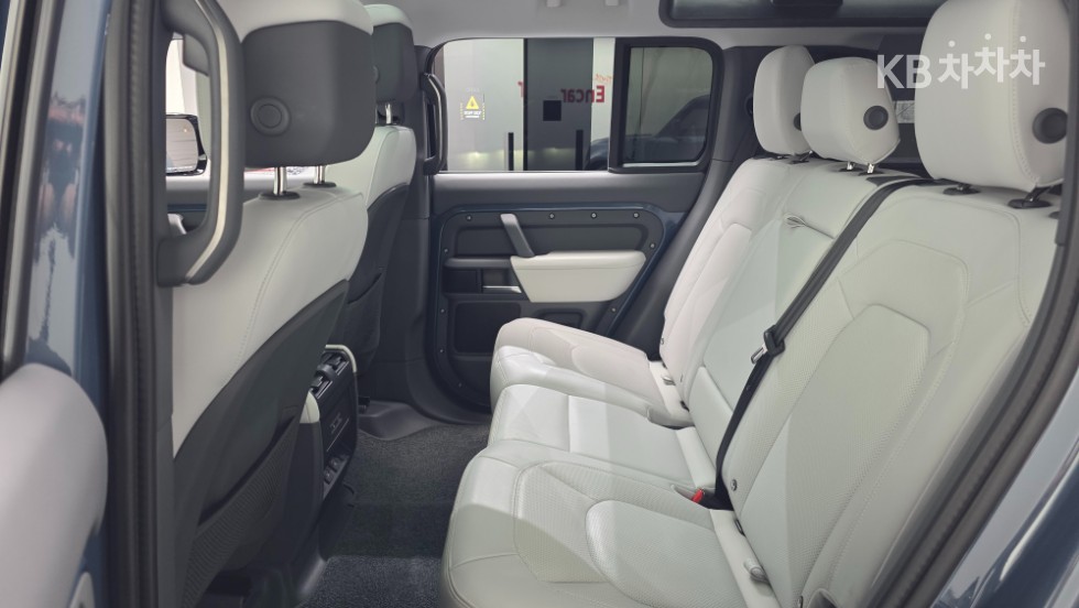 Land Rover Defender — miniaturë 4