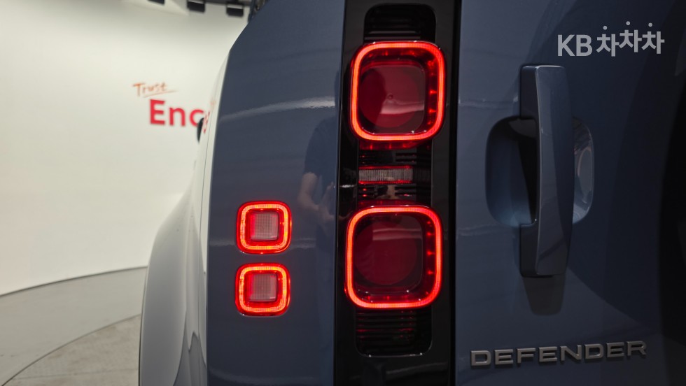 Land Rover Defender — miniaturë 19