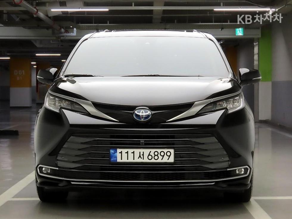 Toyota Sienna — фото 1