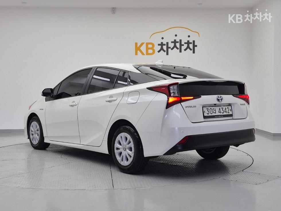 Toyota Prius BASE MODEL — фото 3