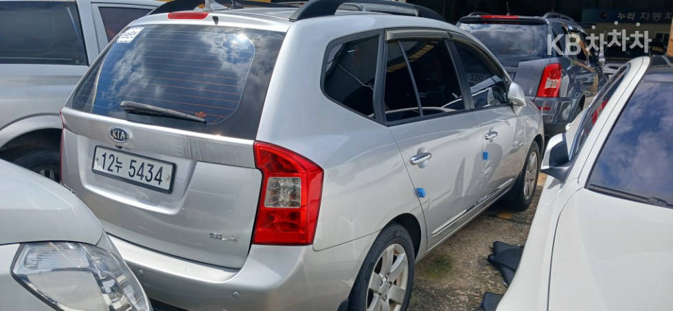 Kia Carens — miniaturë 7