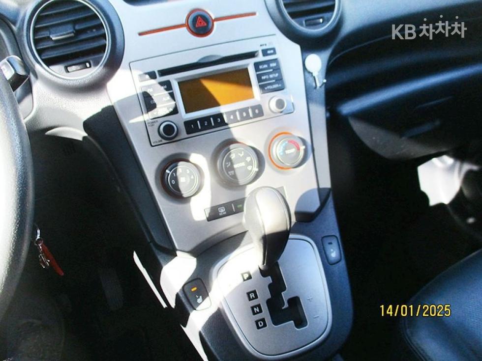 Kia Carens — miniaturë 9
