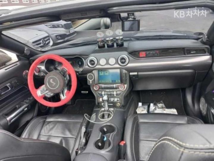 Ford Mustang Convertible 4