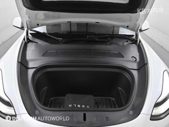 Tesla Model Y Long Range 7