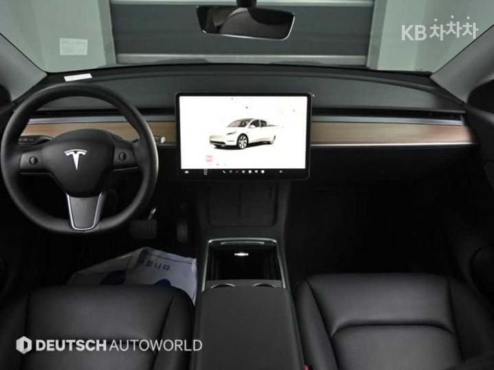Tesla Model Y Long Range 8