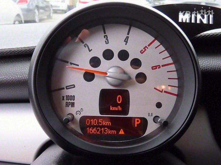 Mini Cooper D 2.0 SE 9