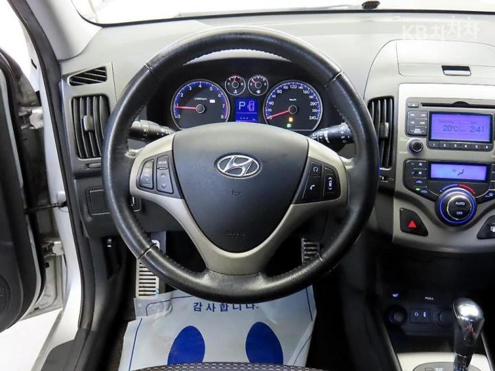 Hyundai i30 1.6 VVT Luxury 9