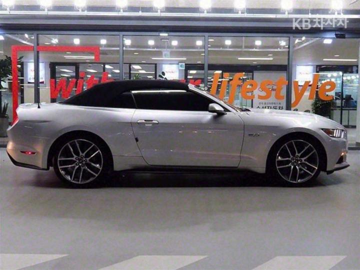 Ford Mustang GT Convertible 4