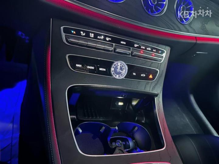 Mercedes-Benz E-Class W213 E220d COUPE 10