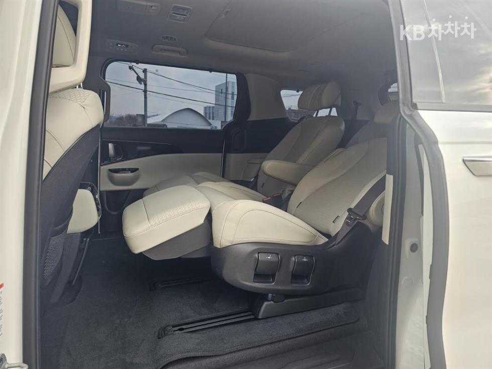 2023 - kia carnival