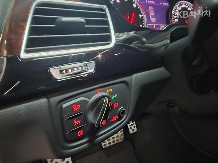 Audi A8 NEW 4.2 FSI Quattro LWB D4 9