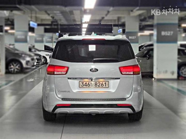 Kia Carnival 2.2 Diesel Luxury 5