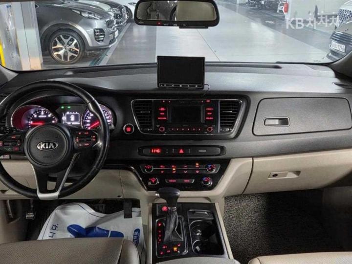 Kia Carnival 2.2 Diesel Luxury 8