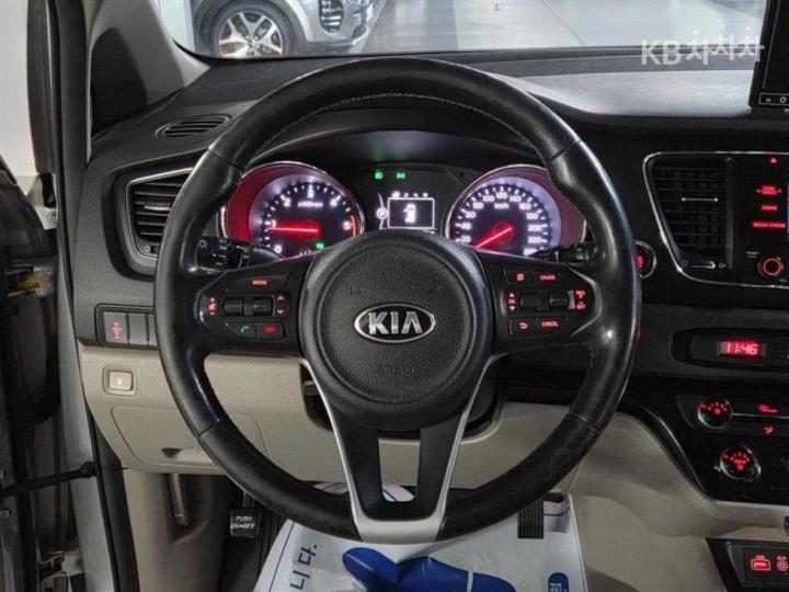 Kia Carnival 2.2 Diesel Luxury 9