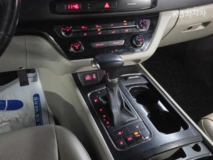 Kia Carnival 2.2 Diesel Luxury 10