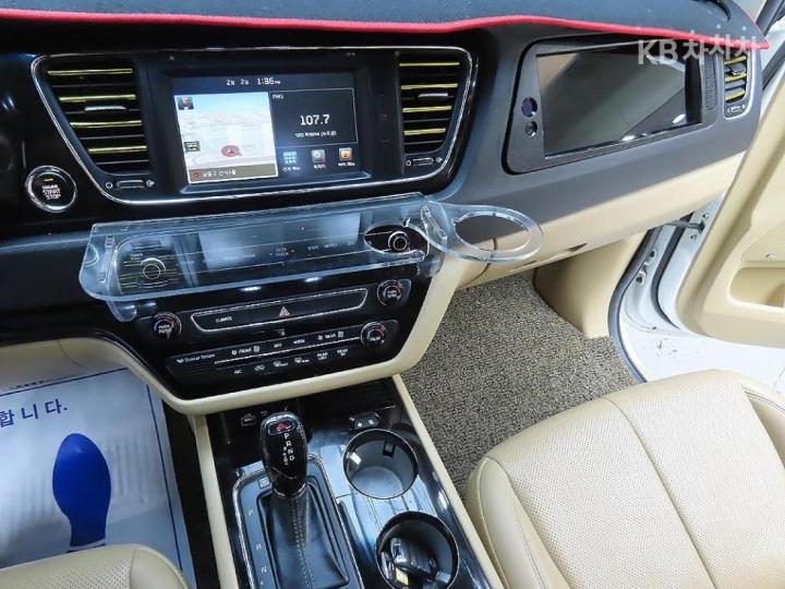 Kia Carnival 3.3 Gasoline High Limousine Noblesse 8