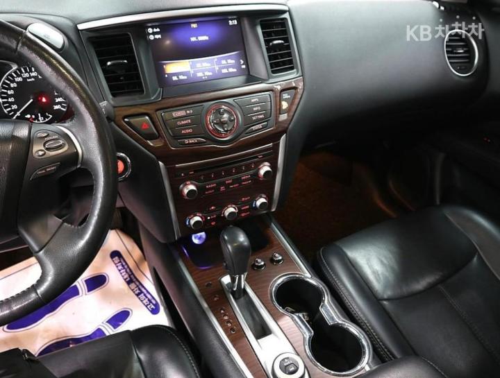 Nissan Pathfinder 3.5 4WD SE 8