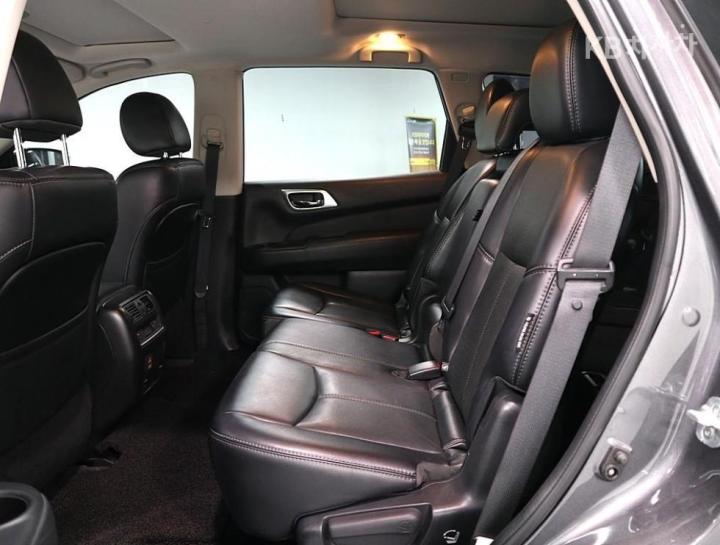 Nissan Pathfinder 3.5 4WD SE 10