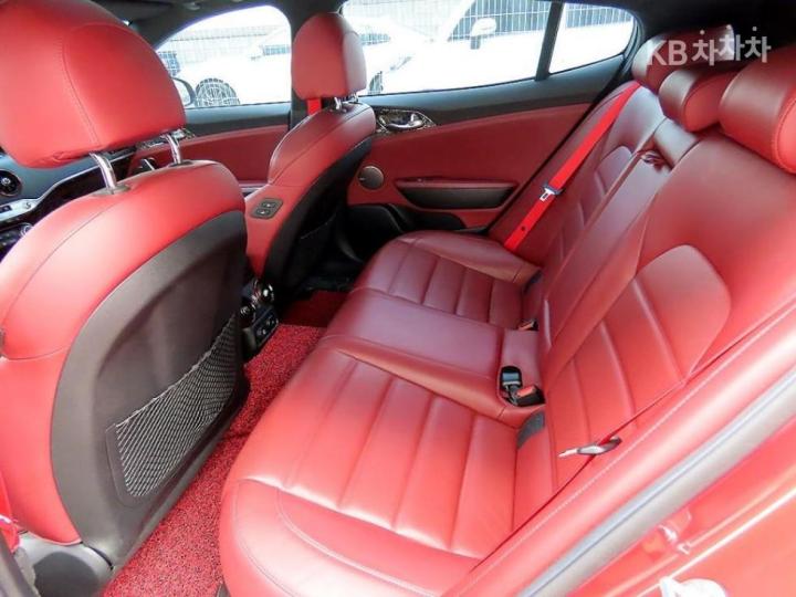 Kia Stinger 2.0 Turbo 2WD Platinum 7