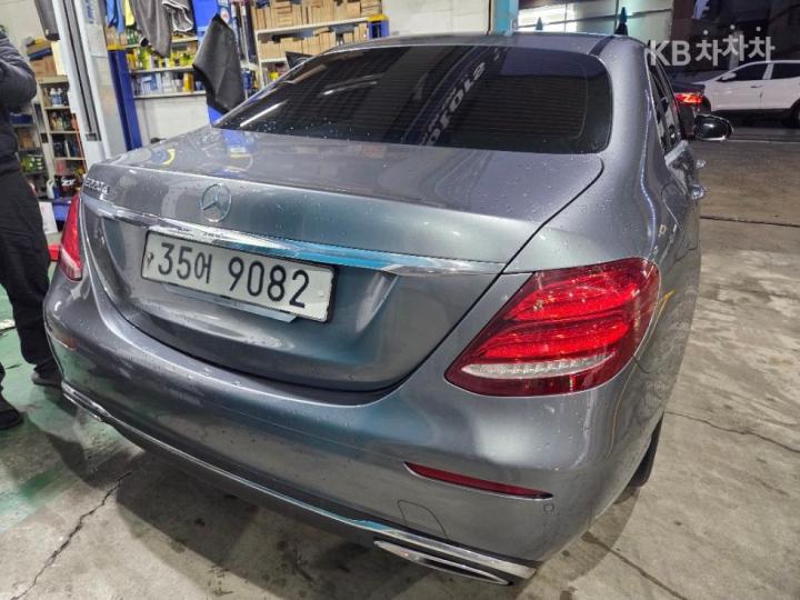 Mercedes-Benz E-Class W213 E220d Exclusive 4