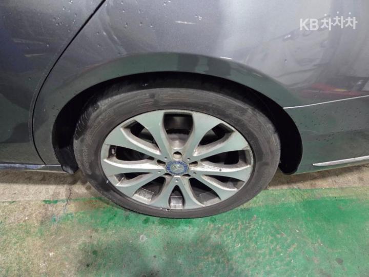 Mercedes-Benz E-Class W213 E220d Exclusive 9