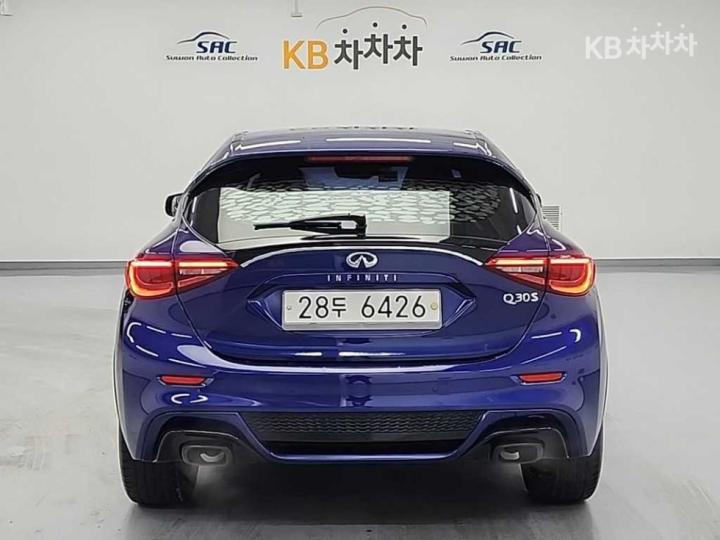 Infiniti Q30 2.0t Premium 4